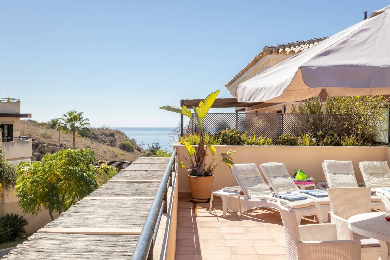 Appartement entier, Appartement avec vue sur mer et montagnes, piscine, climatisation, Wi-Fi, jardin et terrasse in Vélez-Málaga, Costa del Sol