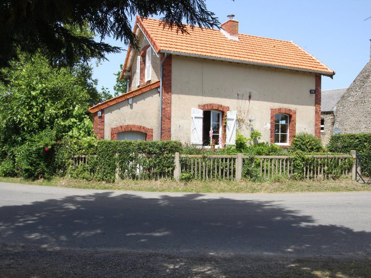 **Casa histórica cerca del golf, ideal para vacaciones** in Saint-Jean-de-la-Rivière, Côte de la Déroute