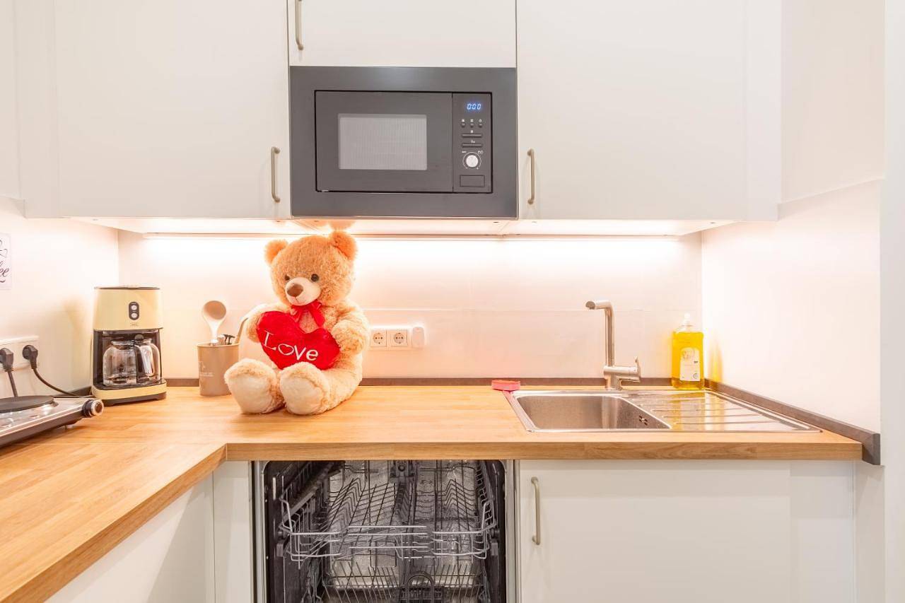 Ganze Wohnung, Large Group Apartment with 2 Bathrooms & Single Beds in Leipzig-Ost, Leipzig