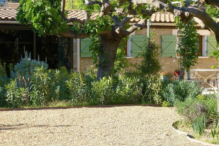 Maison de vacances pour 3 personnes, avec terrasse ainsi que jardin et piscine