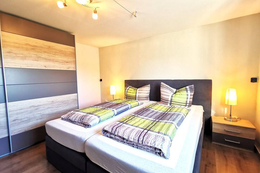 Ganze Wohnung, 77m² Ferienwohnung für bis zu 4 Personen mit traumhaften Talblick in Schönheide, Erzgebirge