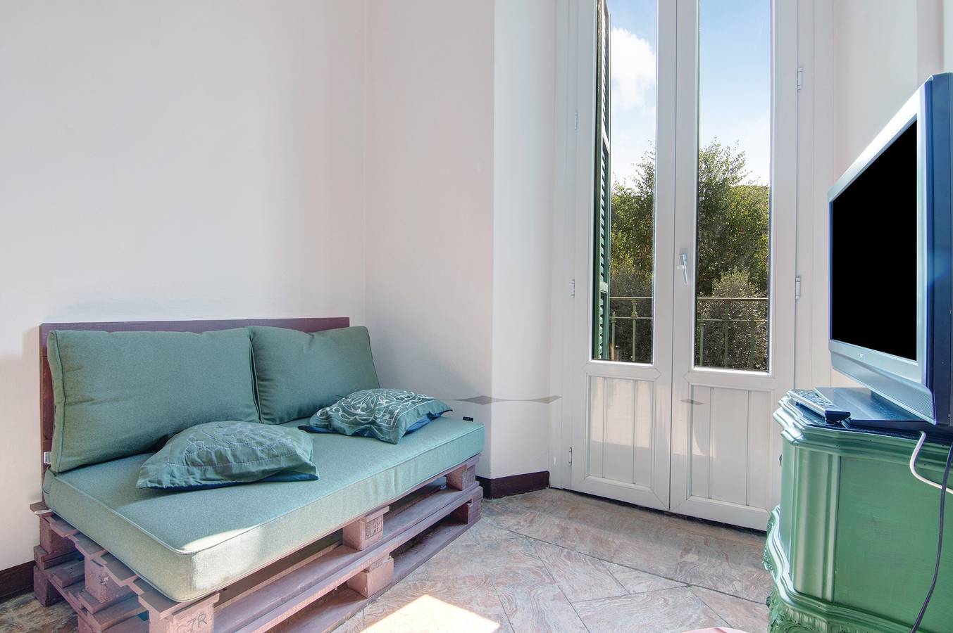 Entire apartment, Holiday Apartment "Ortensia - Residenza Cernobbio" with Mountain View, Balcony & Wi-Fi in Maslianico, Lake Como