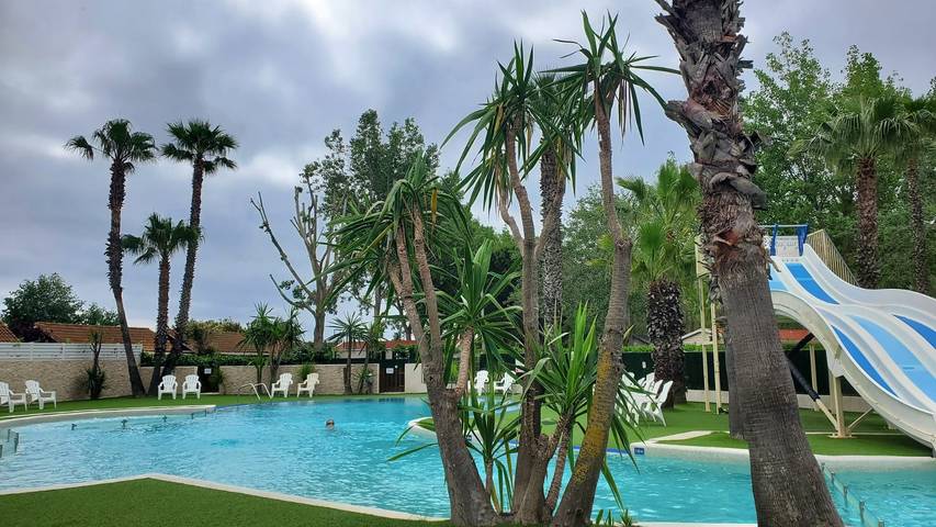 Mobil home pour 6 personnes, avec jardin et bassin pour enfant, adapté aux familles