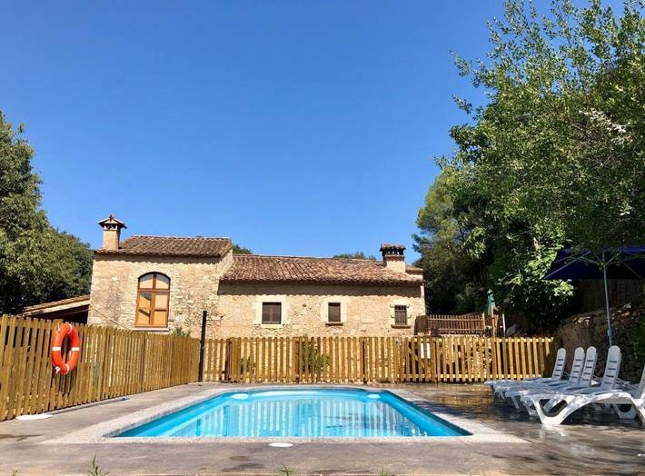 Casa rural para 18 personas, con piscina además de jardín y vistas, Familias con niños El Gironés