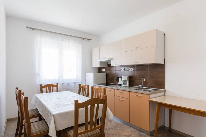 Ganze Wohnung, Malerisches Apartment nur 700 Meter zum Sandstrand mit herrlichem Meerblick, Pool, Grill in Crikvenica, Primorje-Gorski Kotar
