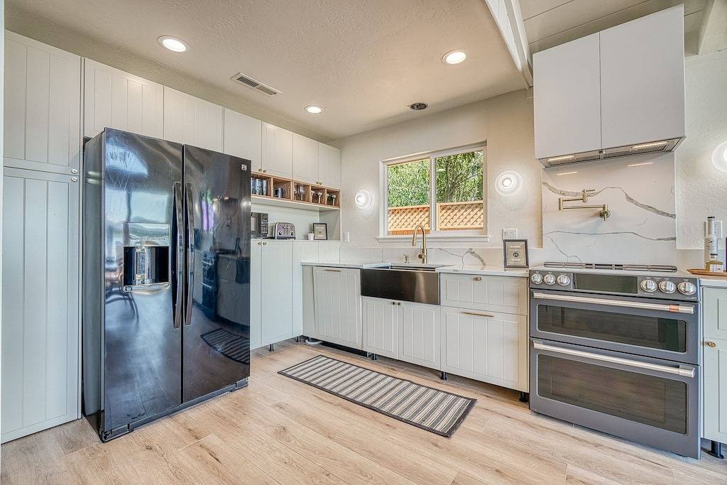 Romantic lakefront, hot tub under the stars, huge deck & private dock in California North Coast