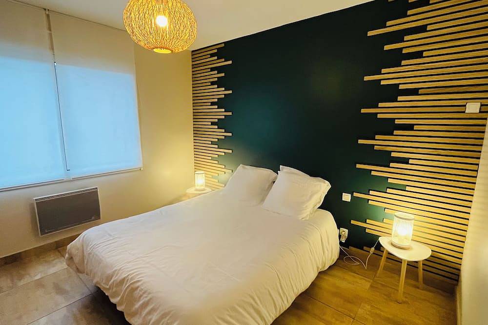 Heated Swimming Pool 2-person apartment with private spa in villa - beach 300m away in Le Dossen, Santec