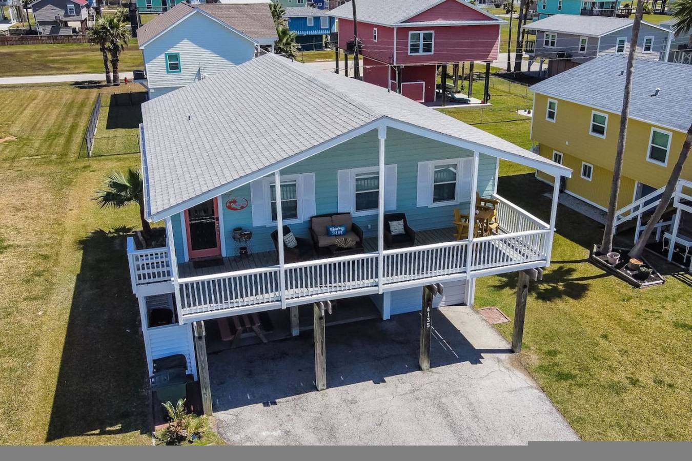 Home Lounge and Arcade. Close to beach and Marina! in Galveston Island, Galveston