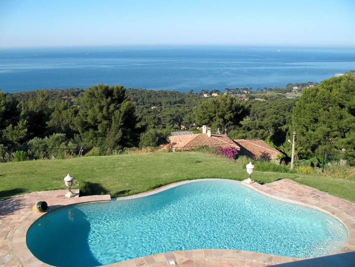 Location de vacances pour 10 personnes, avec terrasse et jardin, animaux acceptés dans Plage Font Brun Carqueiranne - 2