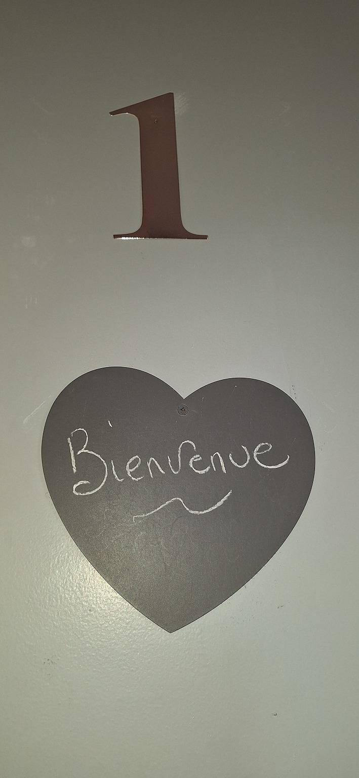 Zimmer 'Le Meslay Nr. 1' mit geteilter Terrasse, gemeinsamem Garten und Wlan in Fyé, Sarthe