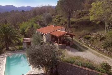 Gîte pour 2 personnes, avec jardin et piscine à Reynès