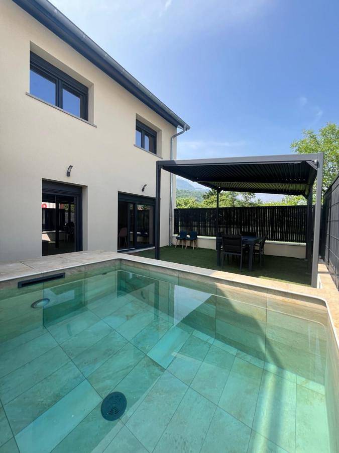 Gîte pour 16 personnes, avec Jacuzzi et Terrasse ainsi que Jardin et Piscine à Sainte-Marie-d'Alloix