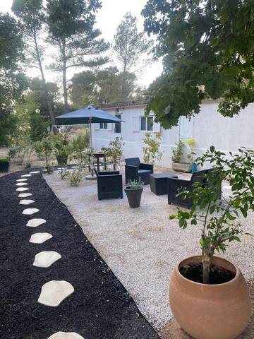 Location de vacances pour 4 personnes, avec terrasse et piscine à La Barben