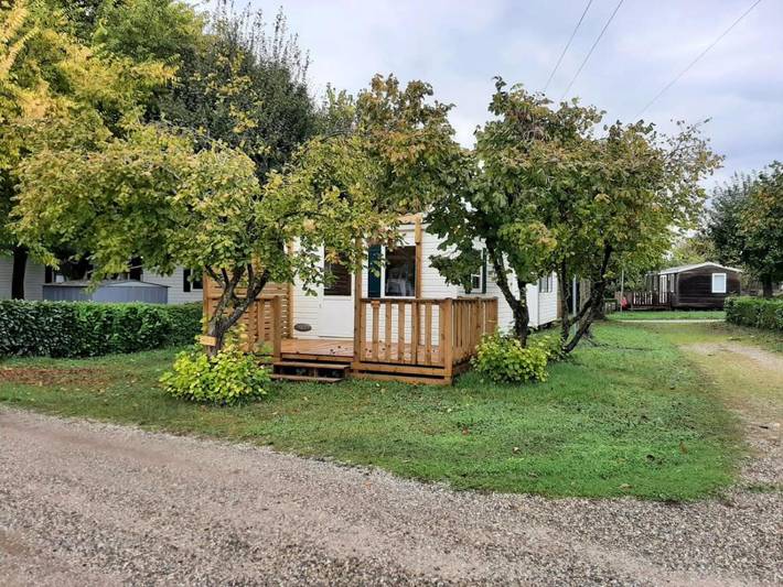 Camping pour 2 personnes, avec Terrasse et Jardin ainsi que Piscine et Vue sur le lac