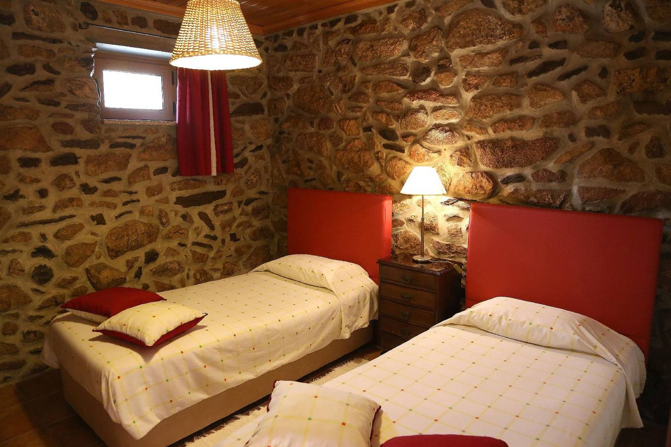 Holiday House in Várzea De Abrunhais with Terrace and Barbecue in Lamego, Valle del Duero