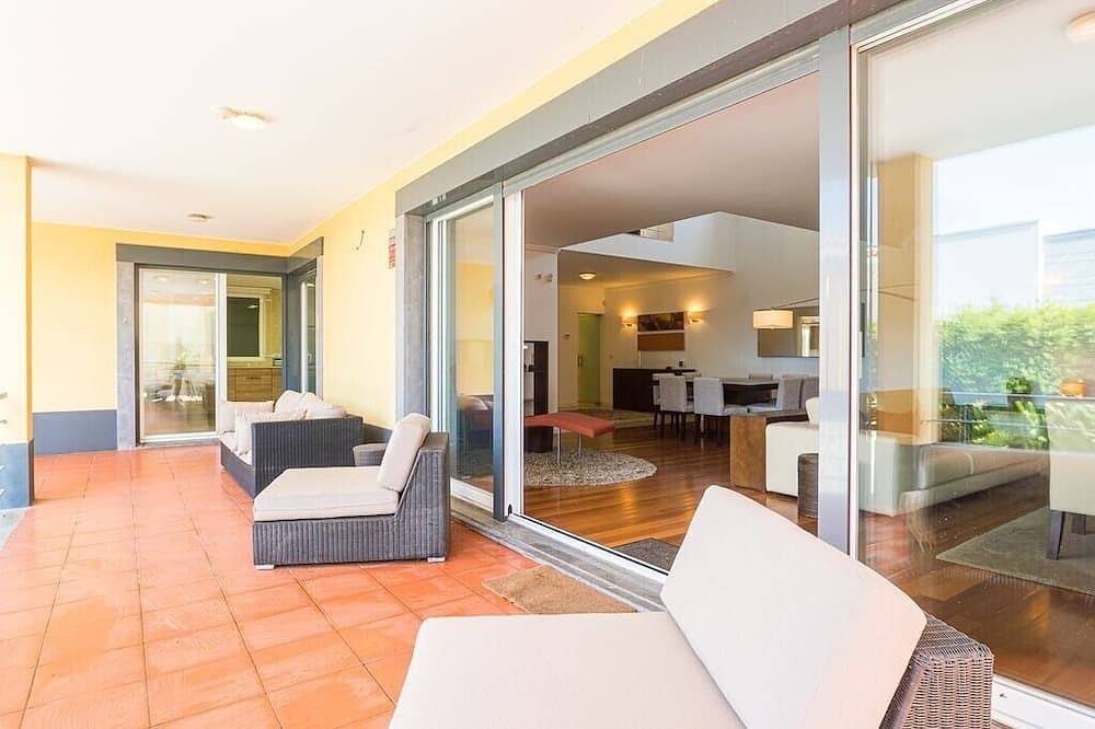 Luxury Lisbon Coast Villa | 4 Bedrooms | Villa Belga Queen | Private Swimming Pool & Games Room | Cascais in Aldeia de Juzo, Cascais e Estoril