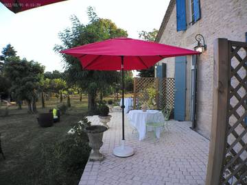 Cottage pour 2 personnes, avec jacuzzi ainsi que jardin et piscine à Massugas