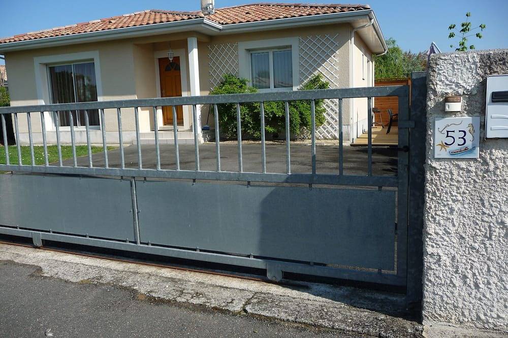 In the heart of the Bassin d'Arcachon, on the edge of the salt marshes and the coastal path. in Gujan-Mestras, Arcachon region