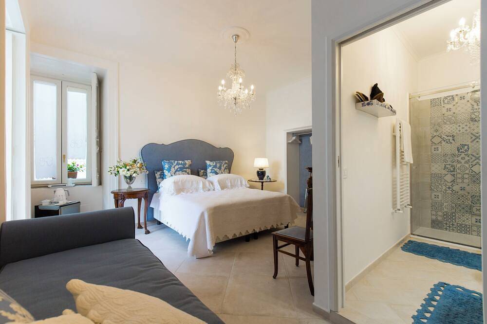 Daphne Suite with garden within walking distance of the station and the sea in Meta, Península Sorrentina