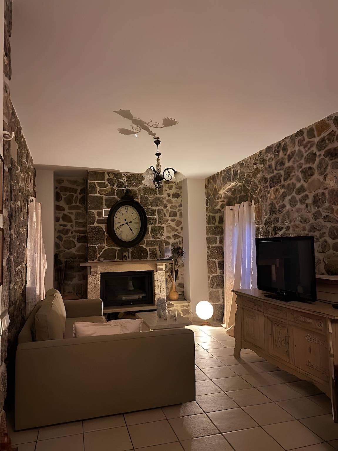 Ganze Wohnung, Despoinas Traditionelles Steinhaus im Zentrum von Ermionida in Kranidi, Argolis