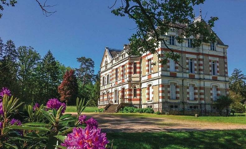 Château pour 30 personnes, avec balcon ainsi que jardin et piscine dans la Sarthe