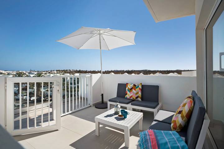 Appartement entier, Appartement Penthouse Exclusif Senator Isla De Lobos Ii avec vue sur mer, piscine partagée et Wi-Fi. in Costa Teguise, Teguise