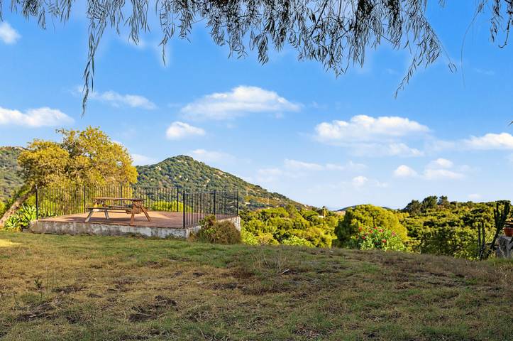 Entire apartment, Apartment 'Blue House Nature and Calm' with Sea View, Shared Garden and Wi-Fi in El Cuartón, Tarifa
