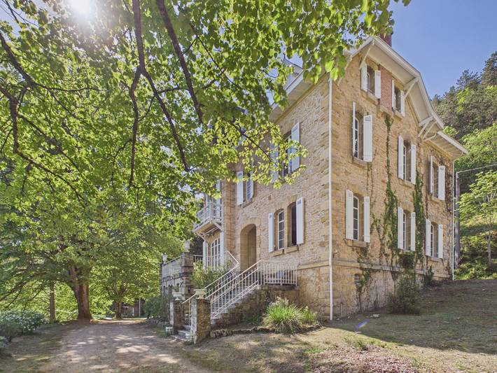 Location de vacances pour 10 personnes, avec jardin et terrasse à Saint-Léon-sur-Vézère