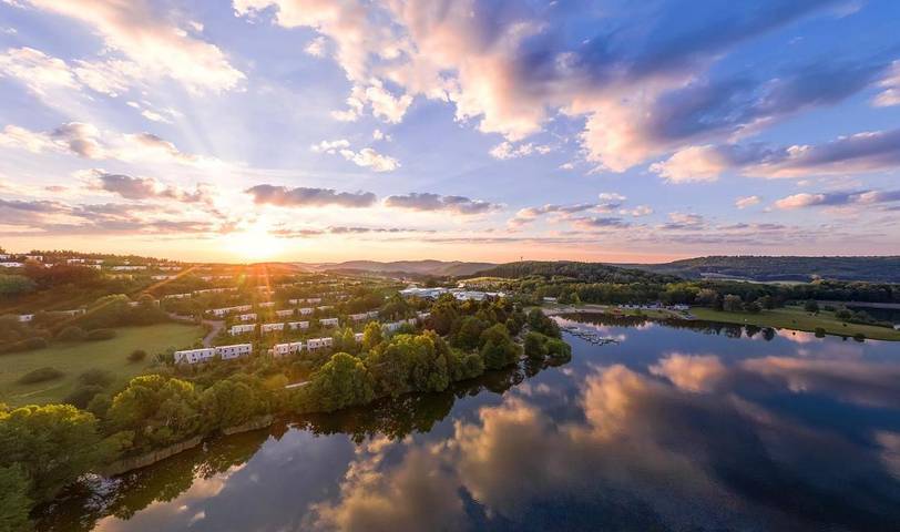 Bungalow für 6 Personen, mit Terrasse und Whirlpool sowie Garten und Kinderpool im Saarland