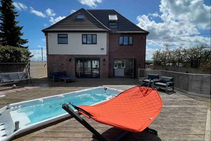 Holiday rental for 8 people, with hot tub and terrace as well as garden in Worcestershire