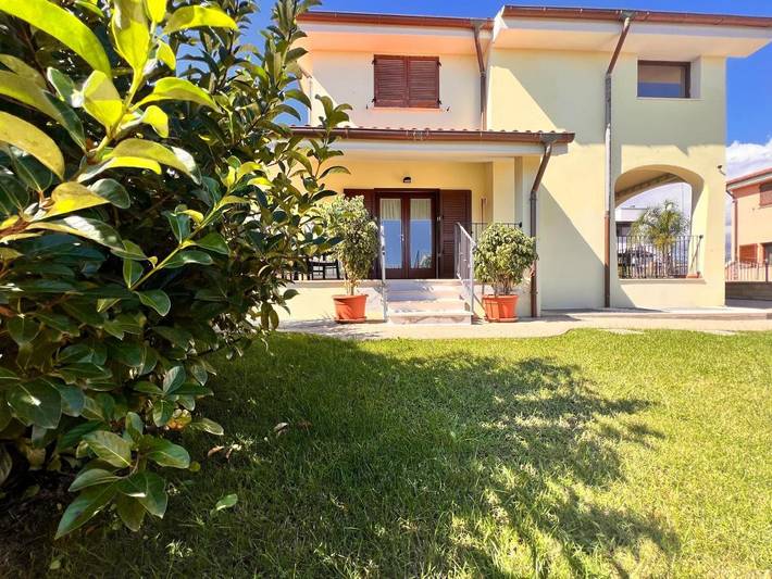 Casa vacanza per 4 persone, con giardino e panorama in Girasole