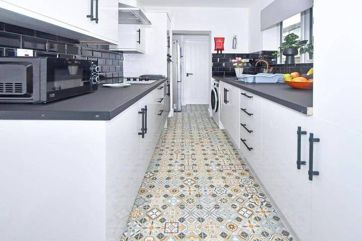Spacious Home Sleeps 6 with Parking in Stoke-on-Trent, Midlands