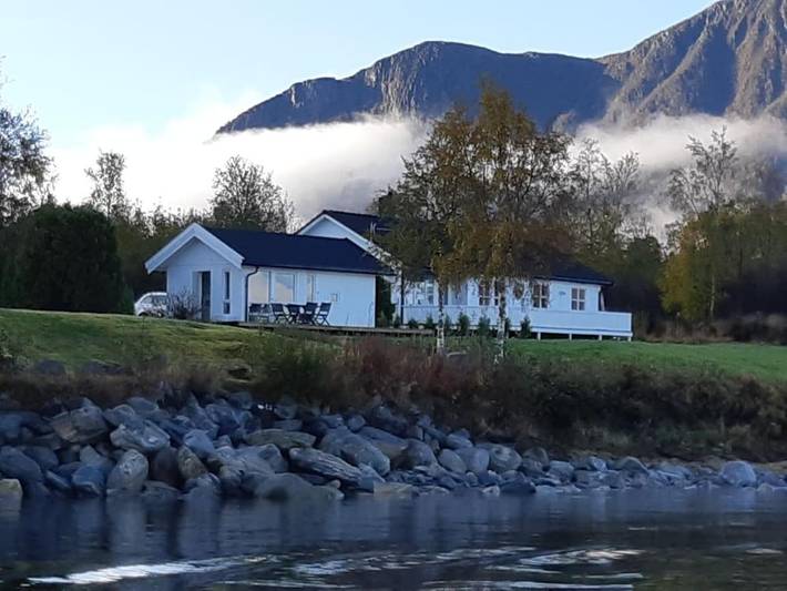 Ferienhaus für 6 Personen, mit Balkon und Terrasse sowie Garten und Seeblick in Vestnes