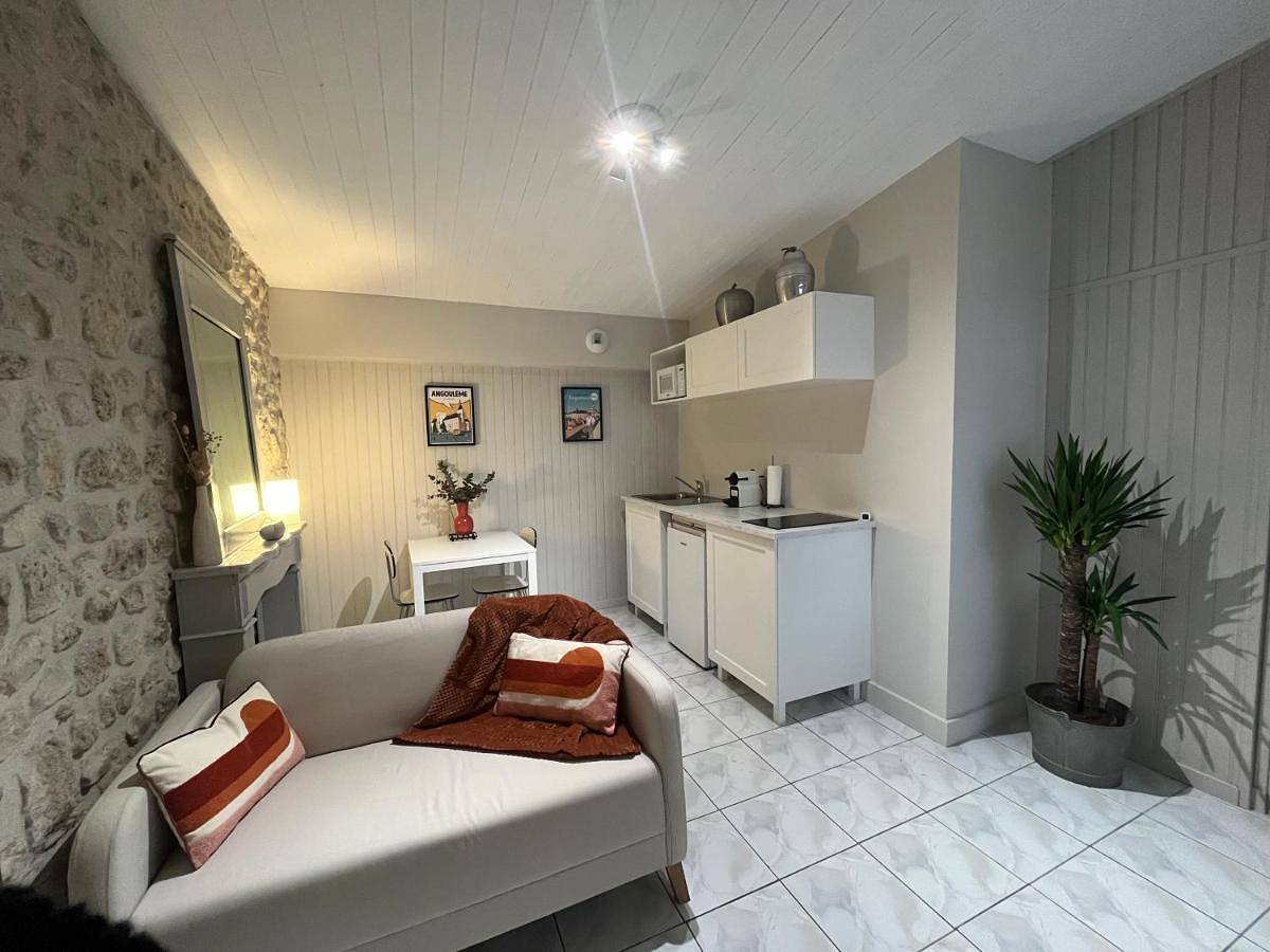 Appartement entier, One-Bedroom Apartment in Champniers, Charente