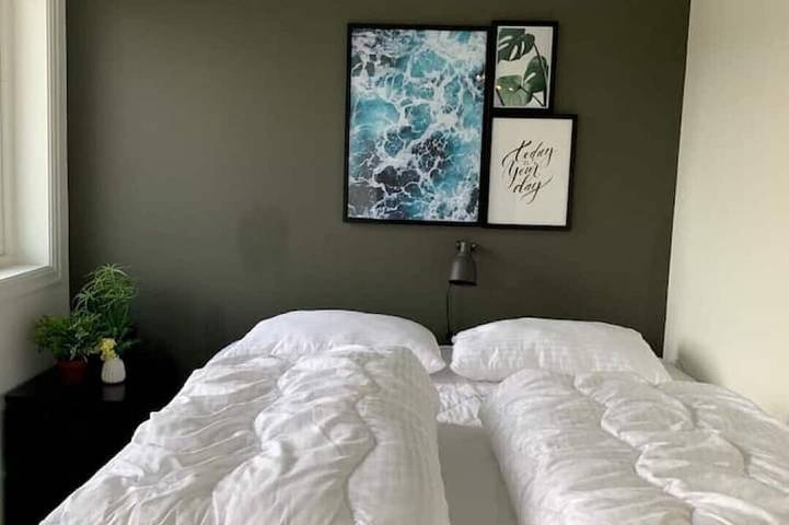 Spacious seaside cabin with hot tub and sauna – sleeps 11 in Sund