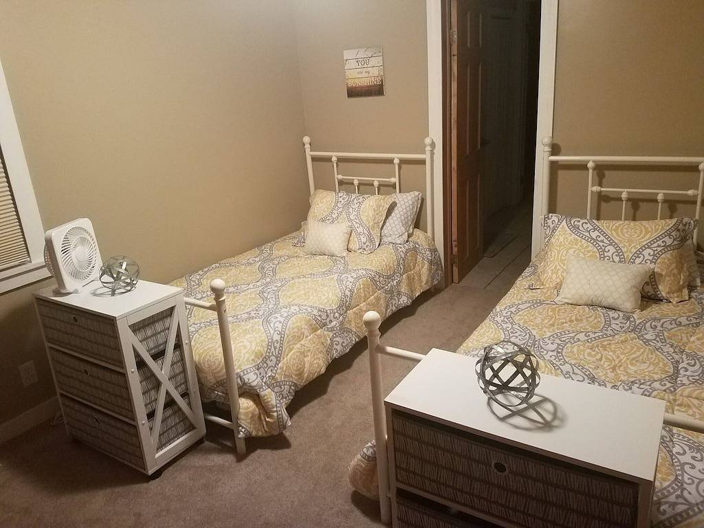 Spektakuläre Seefront Haus auf schönen Higgins See mit erstaunlichen Sonnenuntergang Ansichten in Higgins Lake