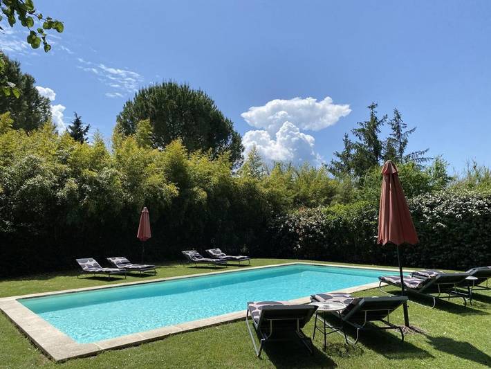 Location de vacances pour 3 personnes, avec Terrasse et Jardin ainsi que Piscine et Vue