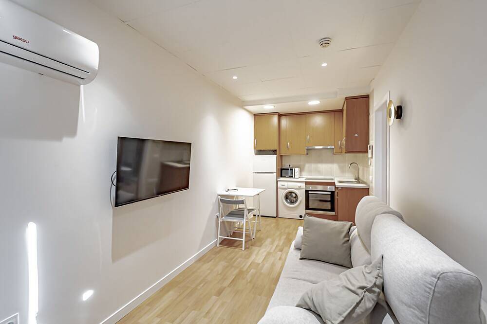 Entire apartment, New Apartment Madrid Feria 105 in Madrid, Madrid Province