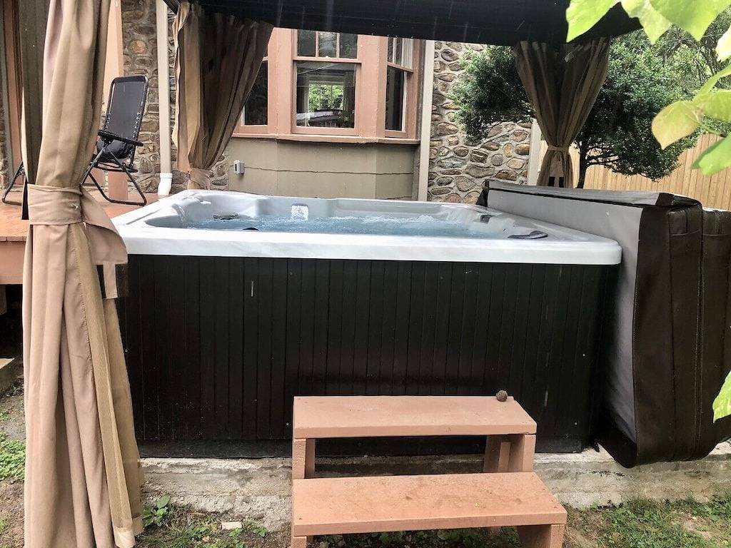 Downtown Favorite! Hot Tub, Firepit, Cozy & Roomy in Hot Springs (NC), Madison County (NC)