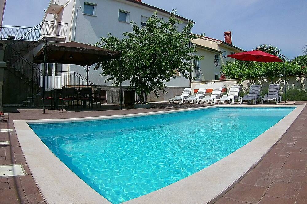 Entire apartment, Large family apartment with private pool in Pula-Medulin, Pula