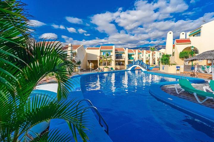 Ferienwohnung für 6 Personen, mit Balkon und Kinderpool sowie Pool und Ausblick