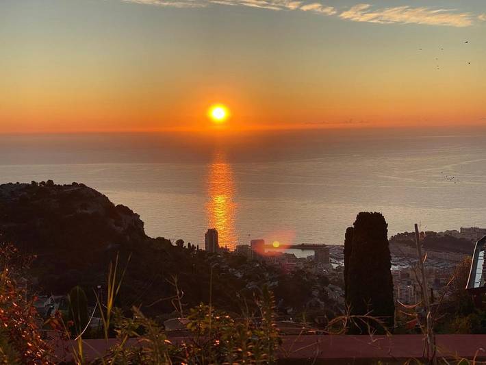 Location de vacances pour 11 personnes, avec vue ainsi que jardin et piscine à La Turbie