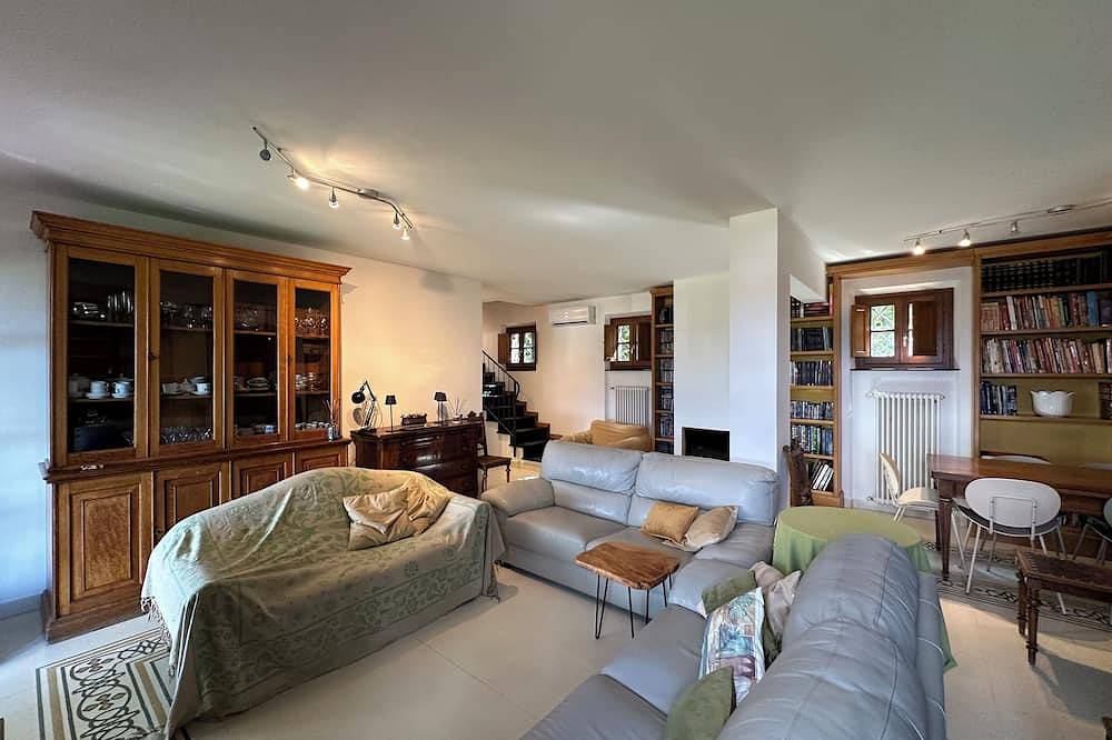 Villa Camilla 10P by Villasretreats, W/Pool, A/C, Speed Wifi, near 5 Terre in Sarzana, Regionaal Natuurpark Montemarcello-Magra-Vara