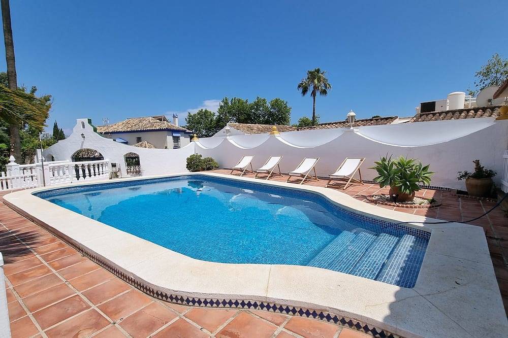 Huge Andalusian style villa with pool and barbecue in Benalmádena coast in Arroyo de La Miel, Benalmádena