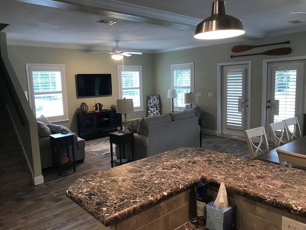 4 bedroom on deep water canal w/ boat dock. Ideal quiet location. 4 kayaks. in Homosassa, Citrus County