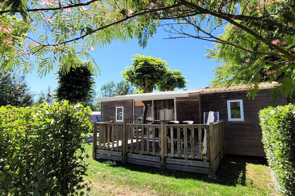 Mobilhome Confort 33 m² (2 chambres) + Terrasse + Tv 4 personnes in Coulon, Région de Niort