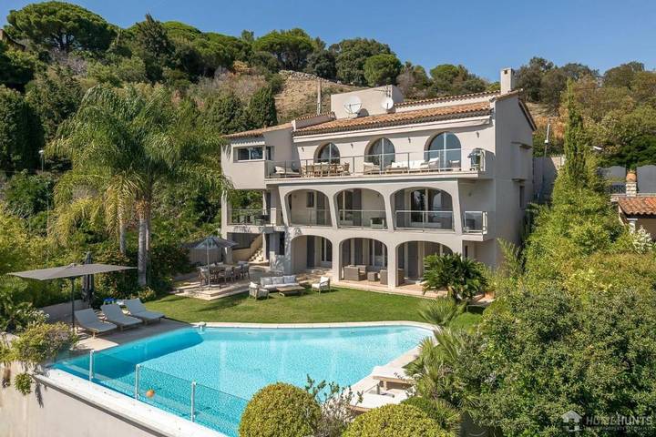 Pension voor 15 personen, with Balkon and Whirlpool as well as Terras and Tuin in Cannes