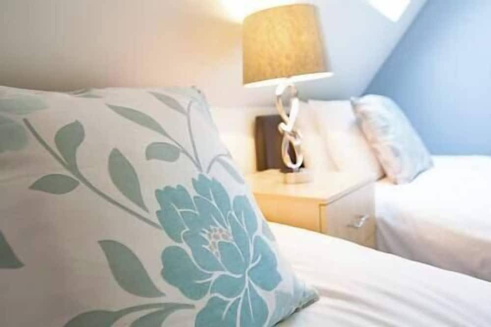 Entire apartment, Comfortable Swindon 3  bedroom Town Centre Apartment with en-suite, Free Parking in Swindon, North Wessex Downs