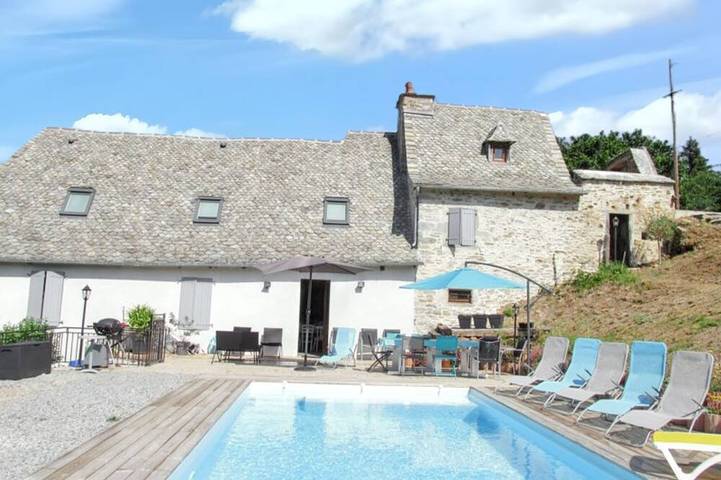 Location de vacances pour 12 personnes, avec jardin à Vieillevie