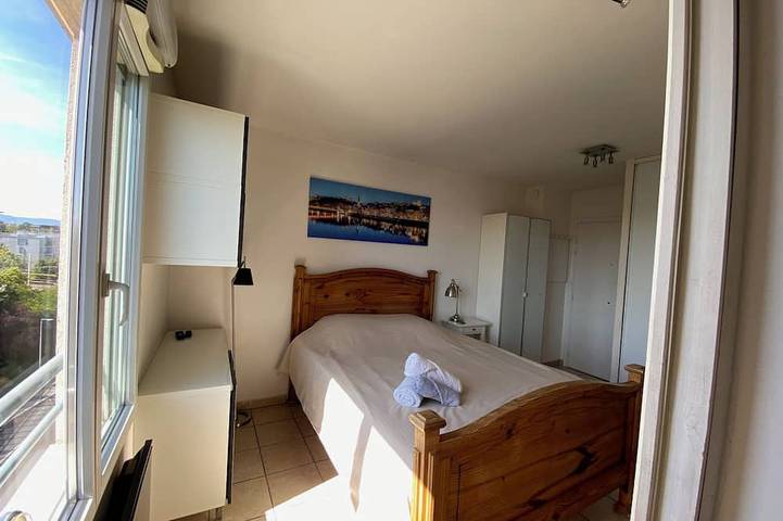 Entire apartment, View of Fourvière, 1 min from the metro + free, secure parking in Caluire-et-Cuire, Lyon region